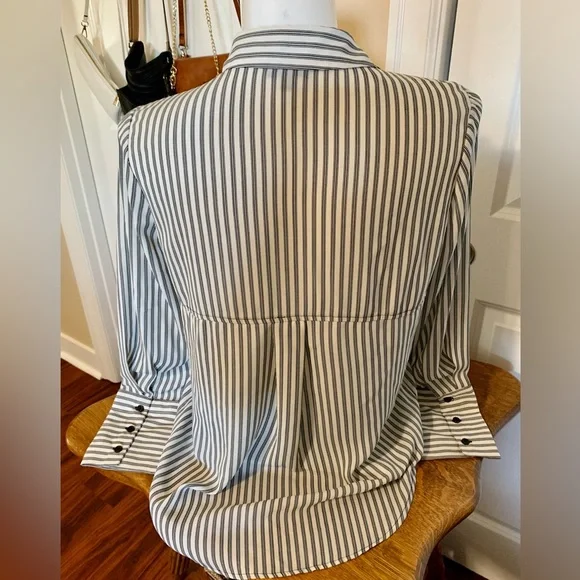 LN BEAUTIFUL BLACK & WHITE STRIPED LING SLEEVE BLOUSE. CUTE 3 BUTTONS ON CUFFS. - Picture 3 of 6
